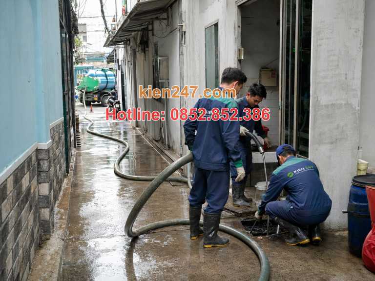Kiến 247 hút hầm cầu hẻm sâu tại Kha Vạn Cân Thủ Đức
