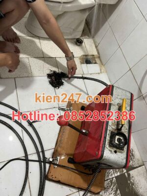 Hình ảnh tóc gây tắc khi thợ của Kiến 247 thi công thông tắc cống tại Phúc Yên chụp lại.
