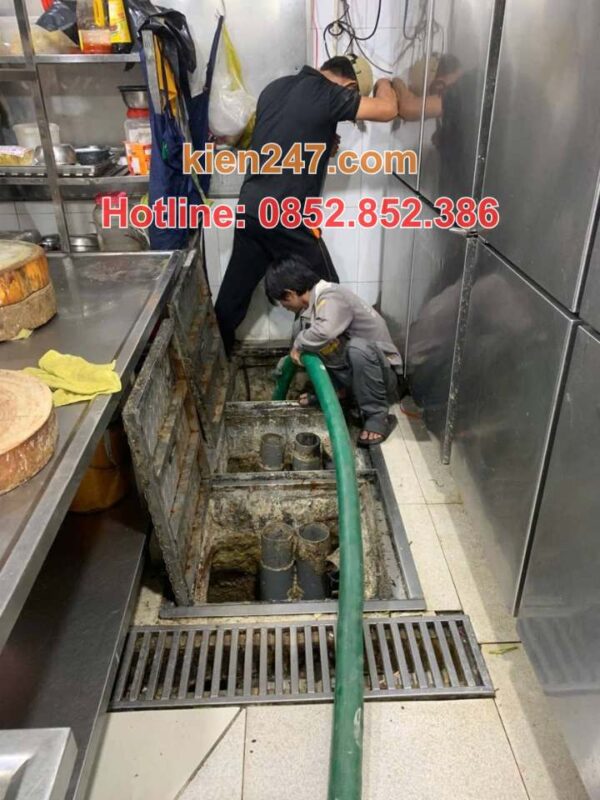 Kiến 247 Xử Lý Rút Hầm Cầu Ngay Dưới Nền Bếp Công Nghiệp Tại Quận 9