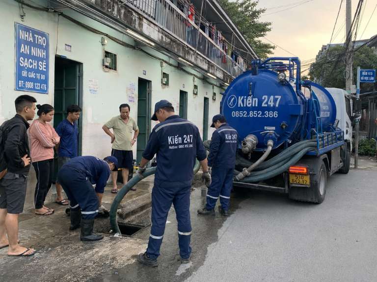 Kiến 247 hút hầm cầu dãy trọ công nhân Bình Tân