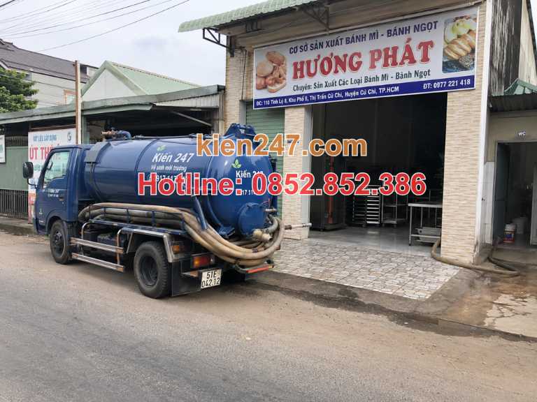 Xe bồn Kiến 247 rút hầm cầu tại cơ sở bánh ngọt ở Thị trấn Củ Chi