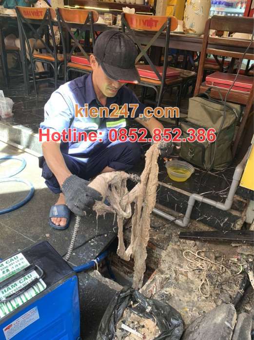 Kiến 247 đánh bật "siêu dị vật" nghẹt cống tại nhà hàng lớn ở Quận 12
