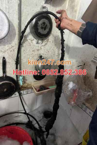 Xử lý tắc nghẹt cống do tóc, rác lâu ngày