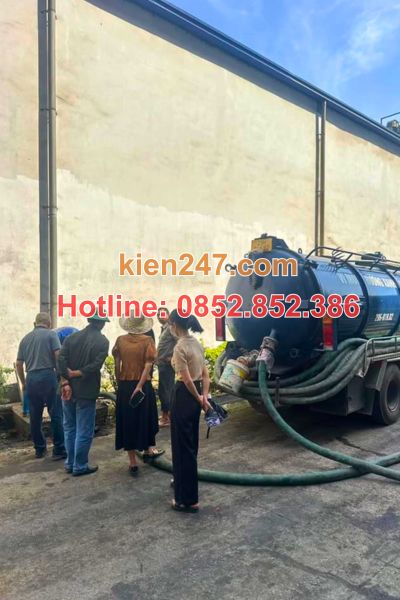 Chất rắn, dầu mỡ bám dính khiến bể phốt nhanh đầy