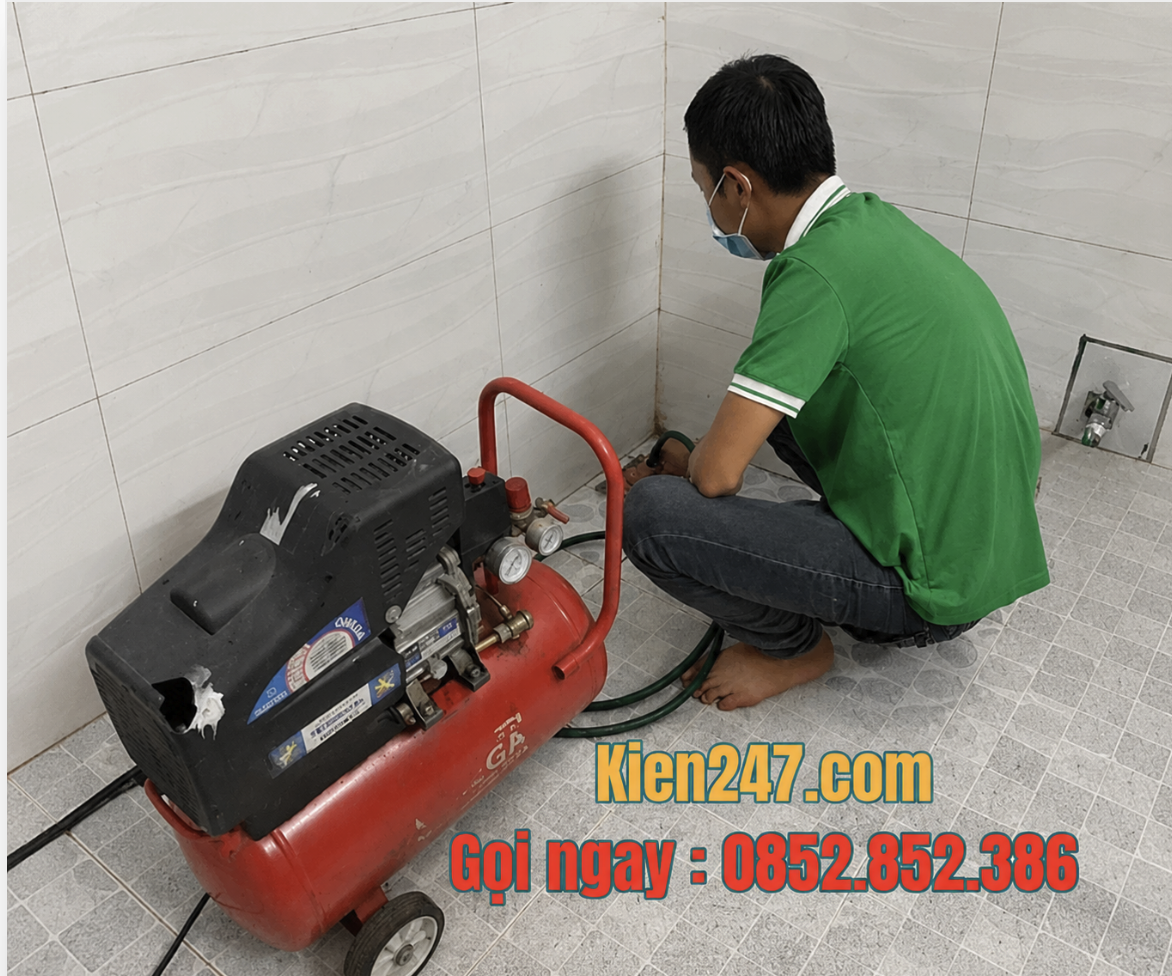 Thợ Kiến 247 sử dụng máy nén khi thông tắc thoát sàn