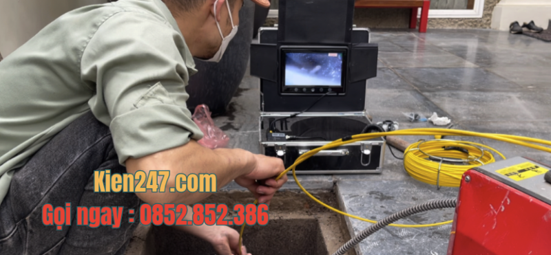 Thợ Kiến 247 đang nội soi đường ông tìm nguyên nhân gây tắc, xác định vấn đề