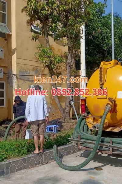 Tiến hành hút bể phốt bằng công nghệ hút chân không
