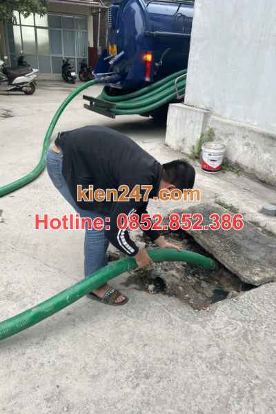 Quy trình hút bể phốt đều được nhân viên khảo sát trước khi làm
