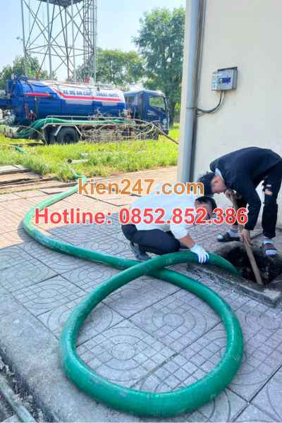 Nhân viên Kiến 247 thực hiện luồn ống thi công hút bể phốt