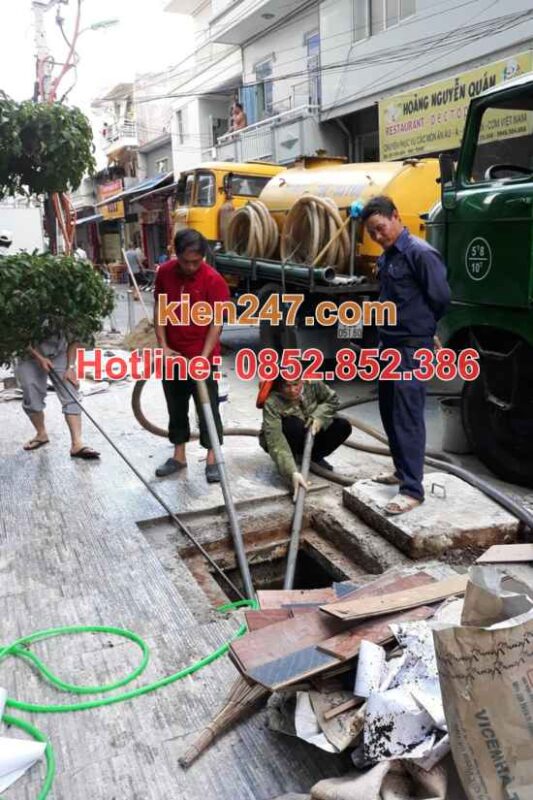 Nhân viên tiến hành hút bể phốt cho khách hàng
