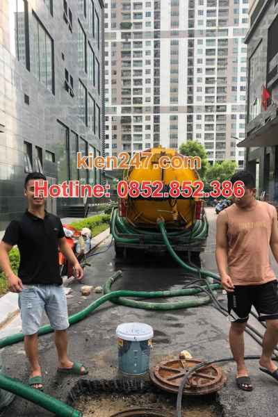 Nước thải tràn ngược lên sàn là dấu hiệu bể phốt đã đầy