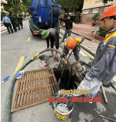 Kiến 247 đang dùng máy phun áp lực để thông cống tại trường học viện quân sự tại Hà Nội 
