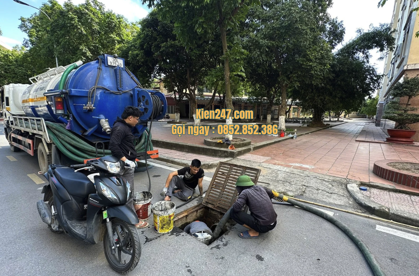 Hình ảnh làm việc của thợ thông tắc cống Kiến 247