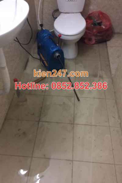 Thông tắc cống thoát nước sàn nhà tắm cho khách hàng