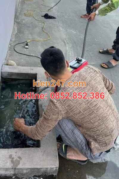 Kỹ thuật viên Kiến 247 tiến hành thông tắc cống tại An Lão