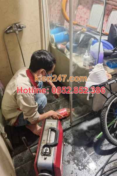 Kỹ thuật viên thực hiện thi công thông tắc cống