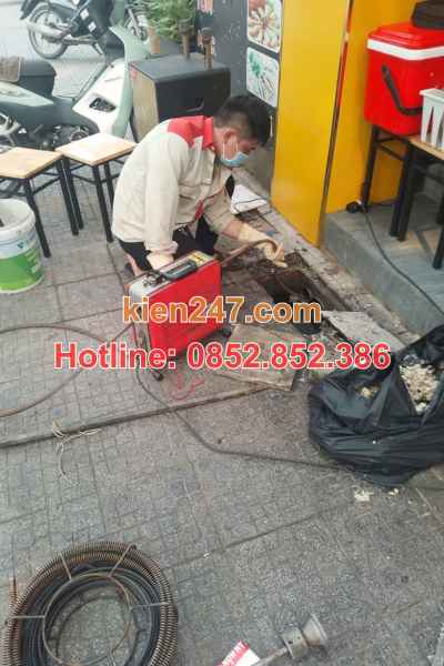 Nhân viên Kiến 247 thi công thông tắc cống tại Đại Từ sạch sẽ, gọn gàng