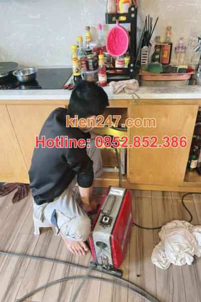 Nhân viên Kiến 247 tiến hành luồn dây lò xo vào đường ống