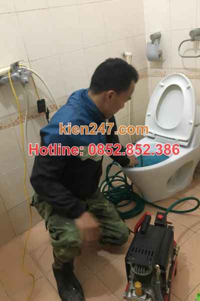 Thợ 247 tiến hành thông tắc bồn cầu tại Định Hóa