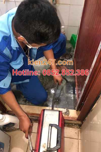 Kỹ thuật viên tiến hành luồn máy lò xo xuống cống xử lý điểm tắc