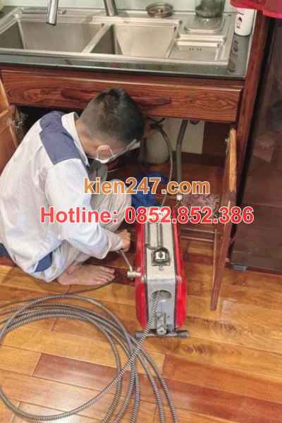 Nhân viên Kiến 247 thực hiện thông tắc cống tại Duy Tiên