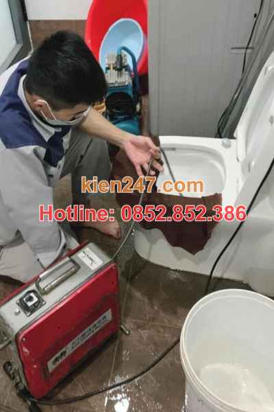 Kỹ thuật viên có mặt nhanh để thông tắc cống tại Duy Tiên