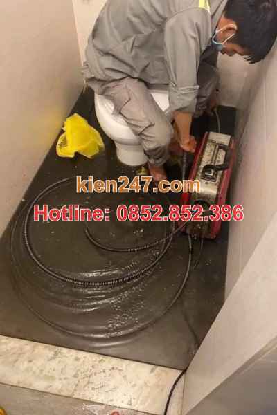 Thông tắc bằng lò xo là phương pháp phổ biến hiện nay