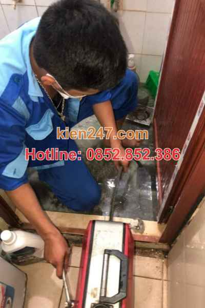 Nhân viên thi công thông tắc cống vệ sinh tại thành phố Phổ Yên