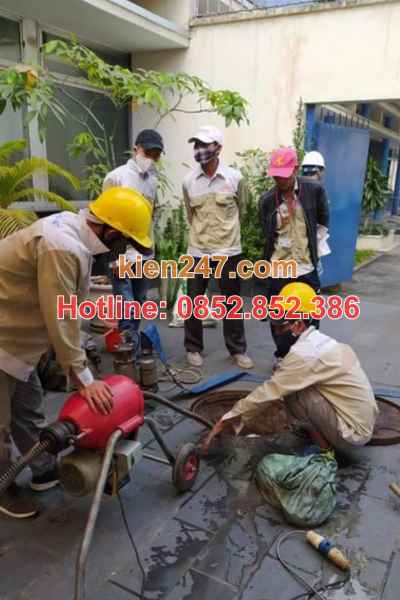 Nhân viên Kiến 247 thực hiện thông tắc cống