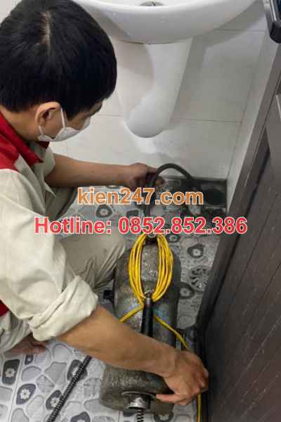 Nhân viên tiến hành thông tắc cống tại Phú Lương bằng máy lò xo
